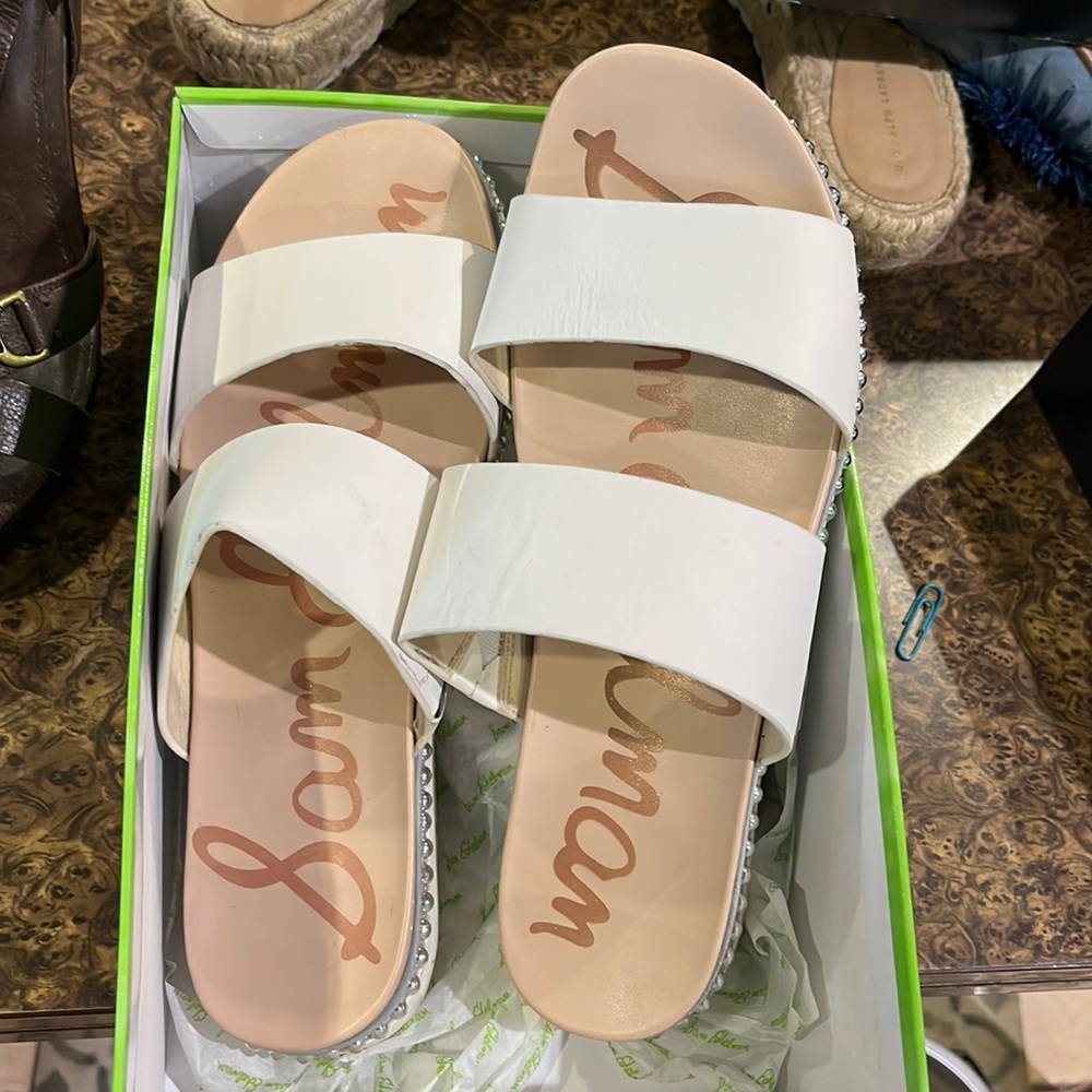 White comfy flat w silver grommets